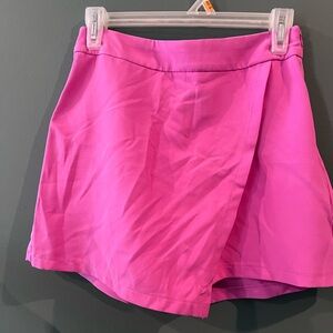 Vibrant Pink Skort
Only tried on, NWOT, wrinkled because of packaging.